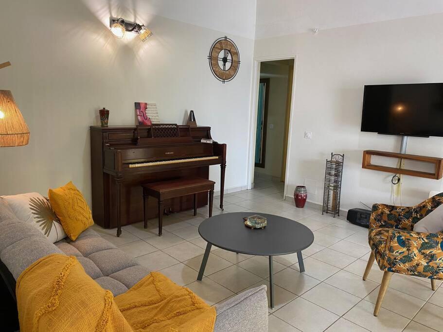 Oriane Elegance Creole A 4 Min Du Chu Et 10 Min De L'aeroport Holiday home Les Abymes
