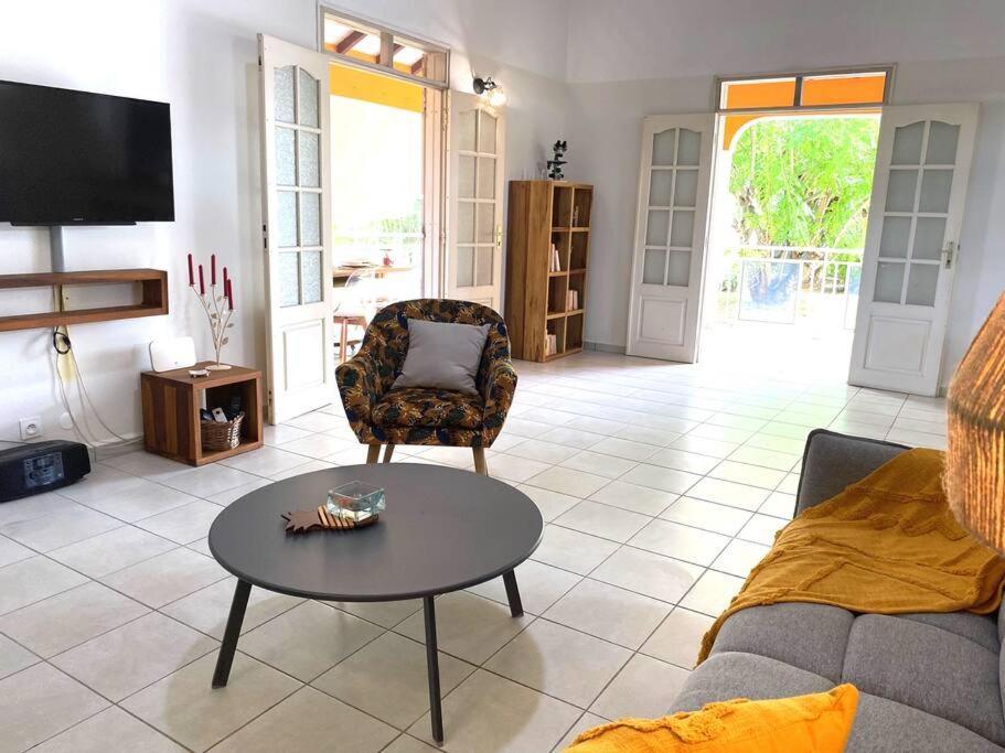Oriane Elegance Creole A 4 Min Du Chu Et 10 Min De L'aeroport Holiday home Les Abymes